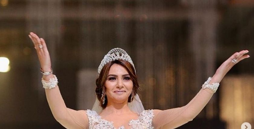 دينا فؤاد تتألق بفستان زفاف من تصميم بهيج حسين