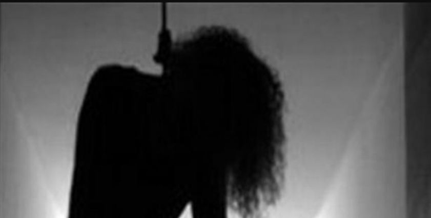 عقب انتحار والدتها.. الشرطة تعثر على طفلة جائعة تتجول في الشارع
