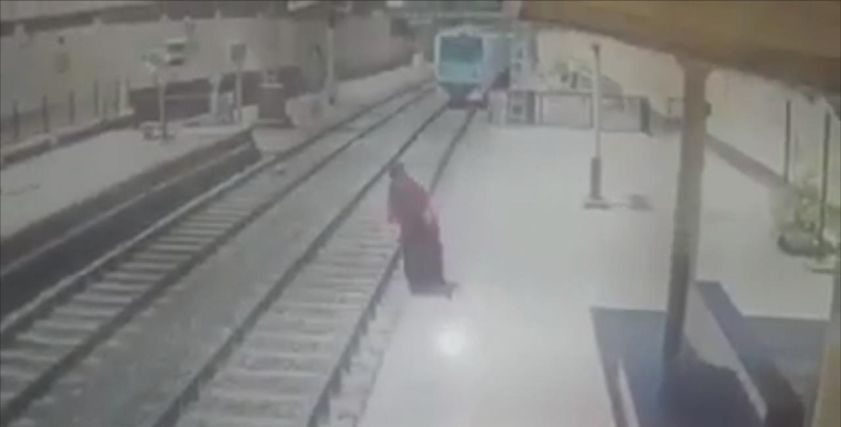 سيدات تخلصن من حياتهن على قضبان مترو الأنفاق