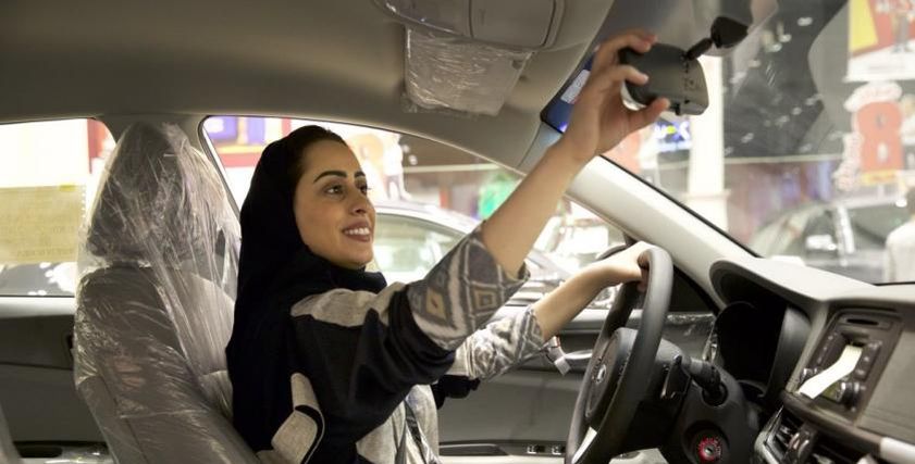 بعد اصدار رخص القيادة.. فتاة تتجول داخل جامعة
