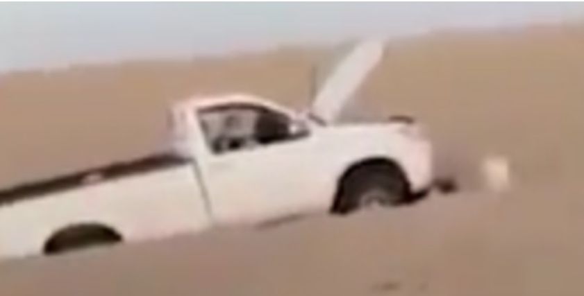 شاب سوداني يوثق لحظات حياته الأخيرة وأصحابه في الصحراء.. ماتوا عطشا