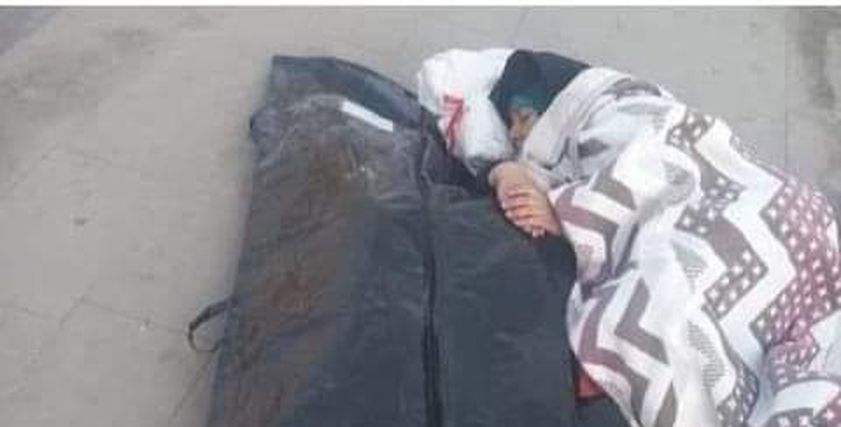 سيدة سورية تنام بجانب جثة ابنها