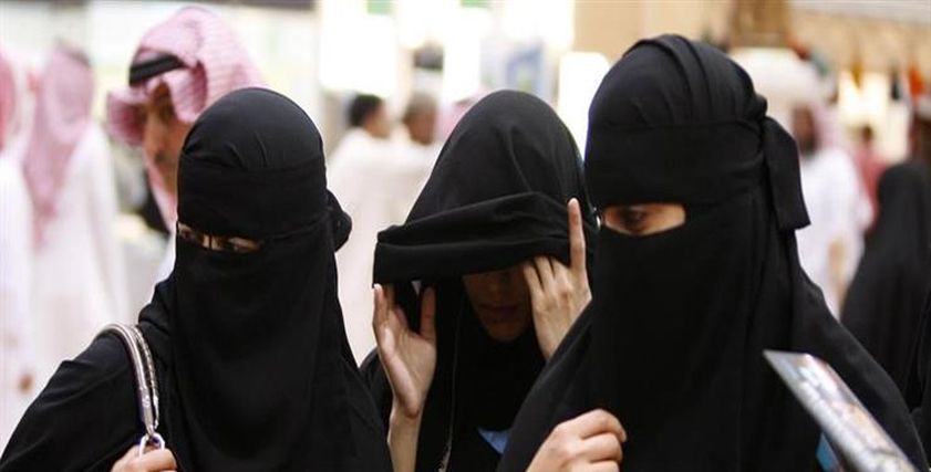 السعودية تقبض على مجموعة رجال تشبهوا بالنساء