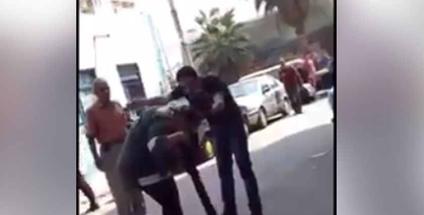 رجل يتعدى على زوجته بالضرب والشتيمة في الشارع وسط حضور المارة