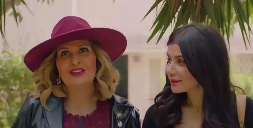 يسرا تخطف الأنظار بملابسها في مسلسل أحلام سعيدة.. أناقة الستينيات