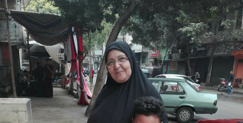 «الجدة نور» تصطحب أحفادها للمشاركة في الانتخابات: «عاوزة اعلمهم معنى الانتماء»