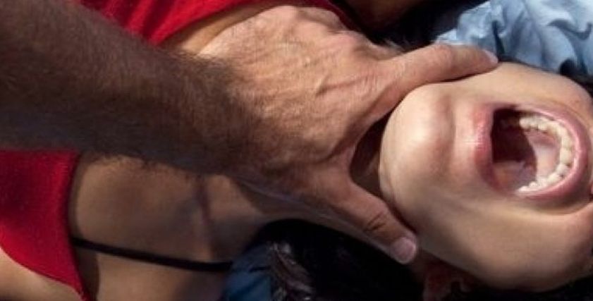 اغتصاب سيدة حامل جماعيًا أمام زوجها.. والمتهمون: