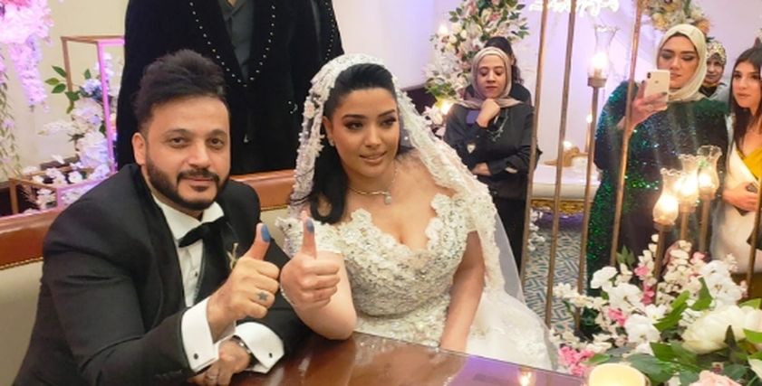 الفنان إيساف وزوجته