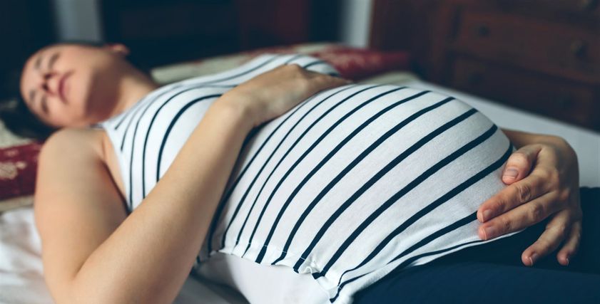 أوضاع نوم خاطئة للحامل تضر بصحة الجنين