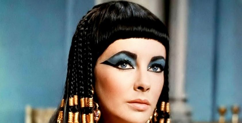 الممثلة الأمريكية اليزابيث تايلور فى شخصية كليوباترا