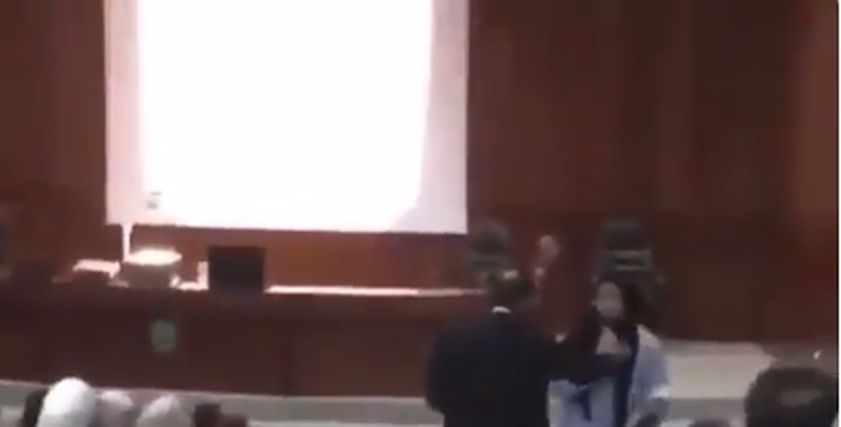 أستاذ أردني ينتزع من طالبة كويتية هاتفها أثناء محاضرة