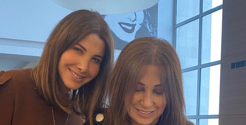 نانسي عجرم ووالدتها خلال الاحتفال بعيد ميلادها