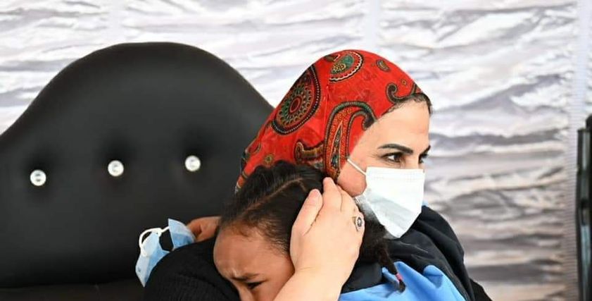 الطفلة حنين أثناء احتضانها نيفين القباج وزيرة التضامن