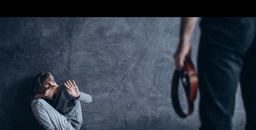 بالفيديو| أب يجلد ابنته بالحزام لإساءتها التصرف في المدرسة
