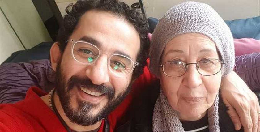 أحمد حلمي ووالدته