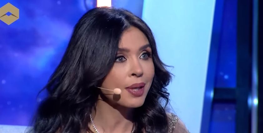 الفنانة دينا