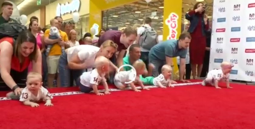 بالصور| رضع يشتركون في مسابقة للحبو.. والفائز عمره عام