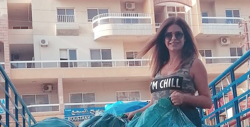 كارولين وهي تجمع زجاجات المياه الفارغة