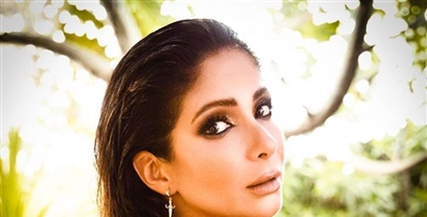 الفنانة منى زكى وابنتها يقدمان نصائح للتعامل مع المتنمرين على السوشيال ميديا