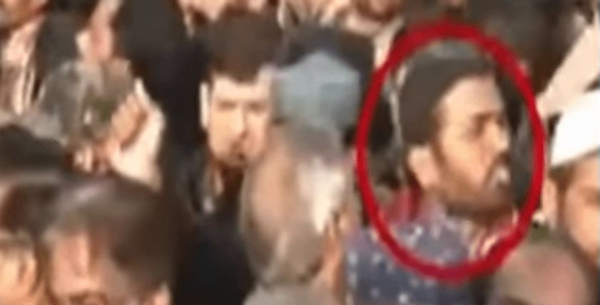 القاتل خلال ظهوره في جنازة الطفلة زينب