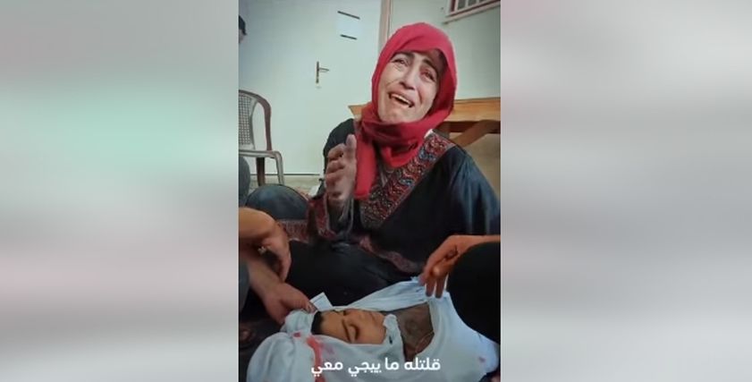فلسطينية تتوسل بتكفينها مع طفلها بعد استشهاده