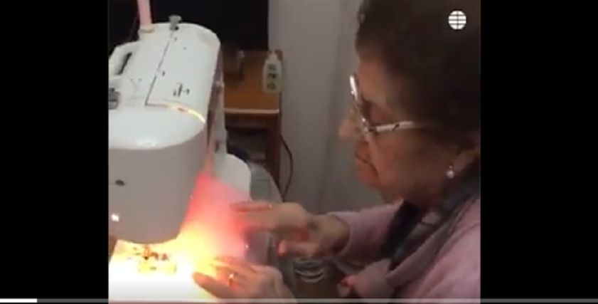 عجوز تصنع الكمامات وتسعيني يدعم الفرق الطبية.. الصحة العالمية: الكبار يعلموننا الانسانية