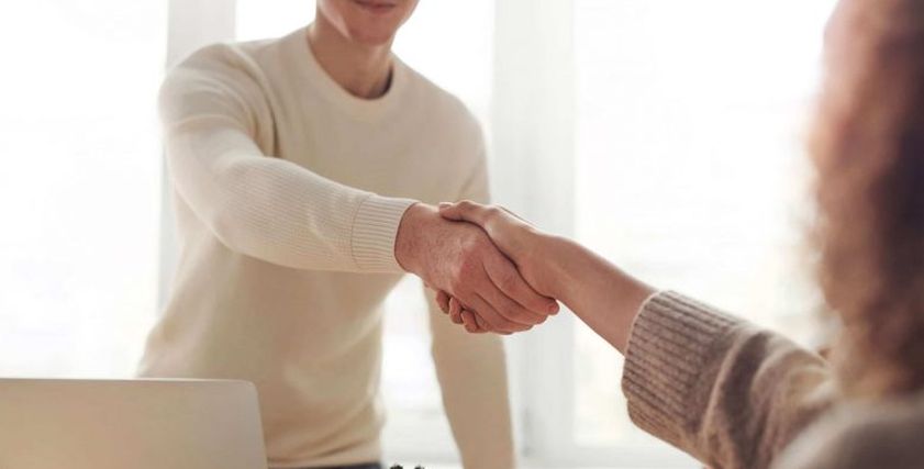 السلام بين الرجل والمرأة باللمس