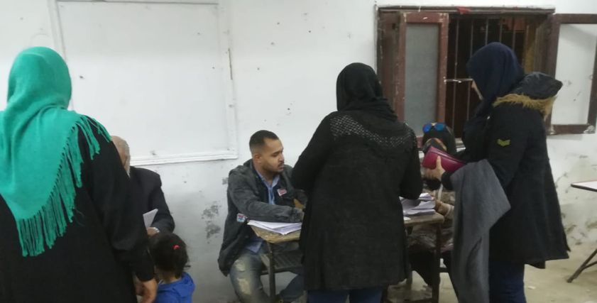 بالصور| السيدات ينتخبن بـ
