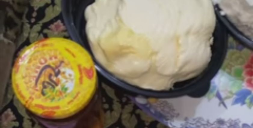 بيض، وفطير وزبدة