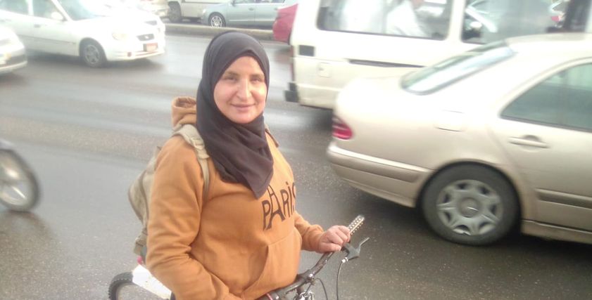 أم شهد تبحث بـ«العجلة» عن فرصة عمل