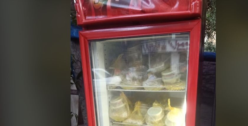 ثلاجة طعام بالشارع