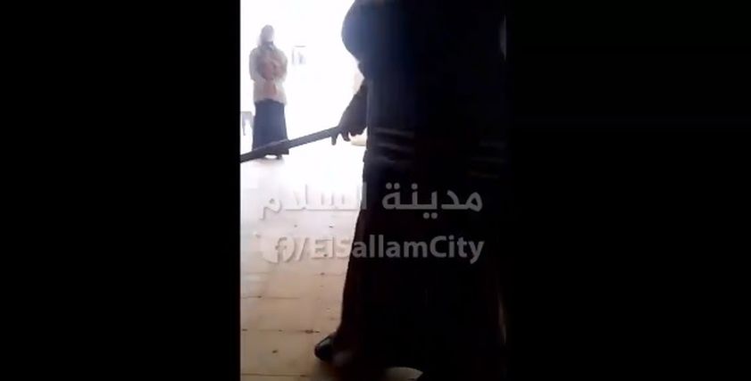 معلمة بالمدرسة