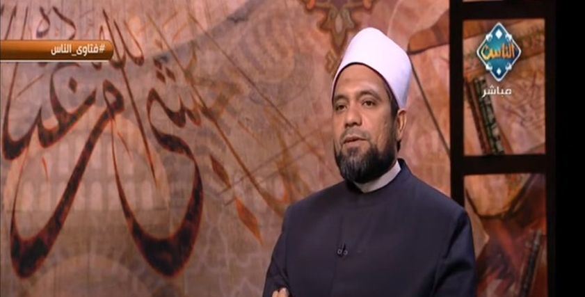 حكم حمل المرأة لطفلها أثناء الصلاة