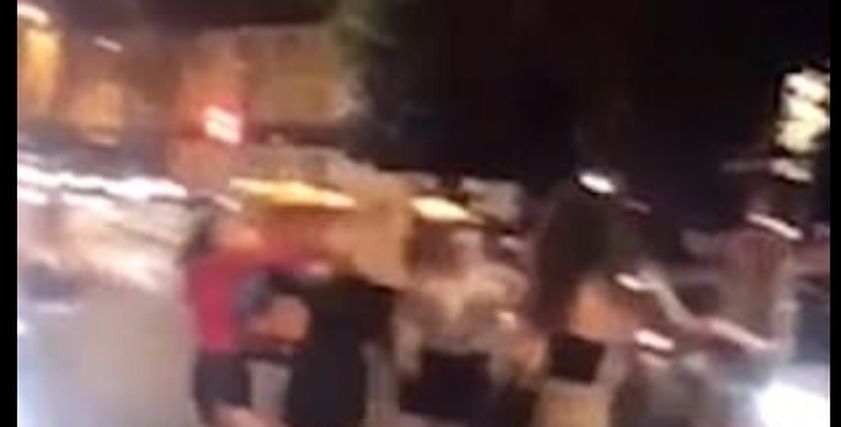 جموعة فتيات يتبادلن
