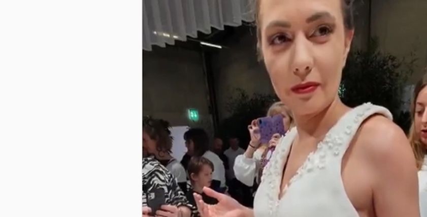 فتاة ترتدي فستان زفاف