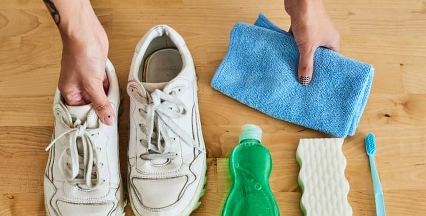 تنظيف الأحذية الرياضية - تعبيرية