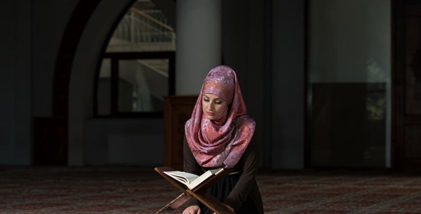 امرأة تقرأ القرآن