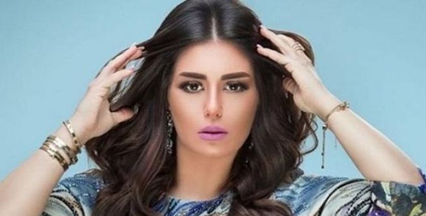 بالصور| منة فضالي تودع الصيف بإطلالة زرقاء