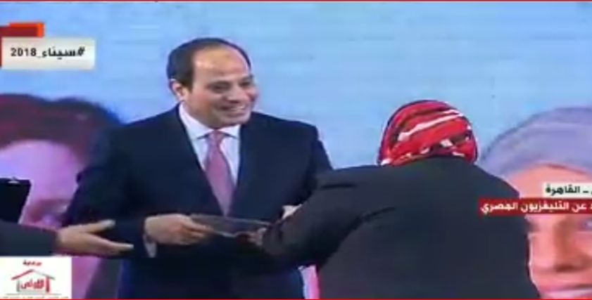 السيسي يداعب الأم المثالية من محافظة بني سويف