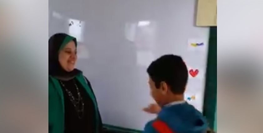 معلمة تستقبل التلاميذ بمدرسة حكومية على طريقة الأجانب: