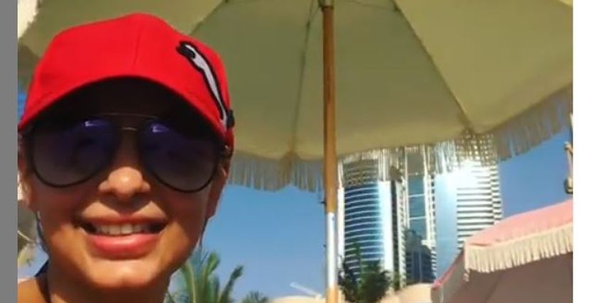 بالفيديو| مي حلمي بملابس البحر وتغلق التعليقات