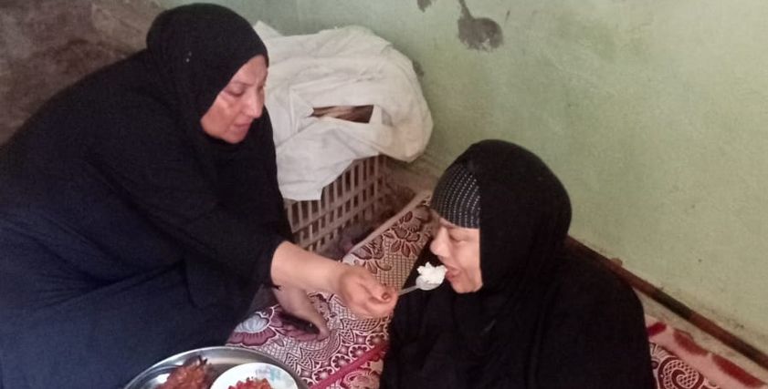 «سامية» تطعم جارتها «عائشة»