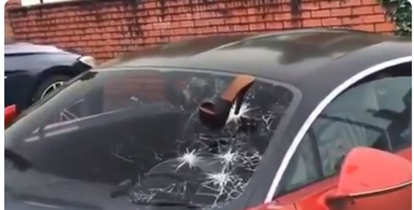 بسبب الخيانة امرأة تحطم سيارة ثمنها 3 ملايين بكعب حذائها