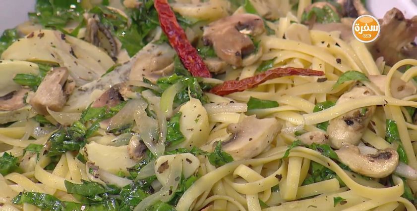 بالفيديو| من مطبخ رمضان.. حضري مكرونة بالسبانخ والفراخ