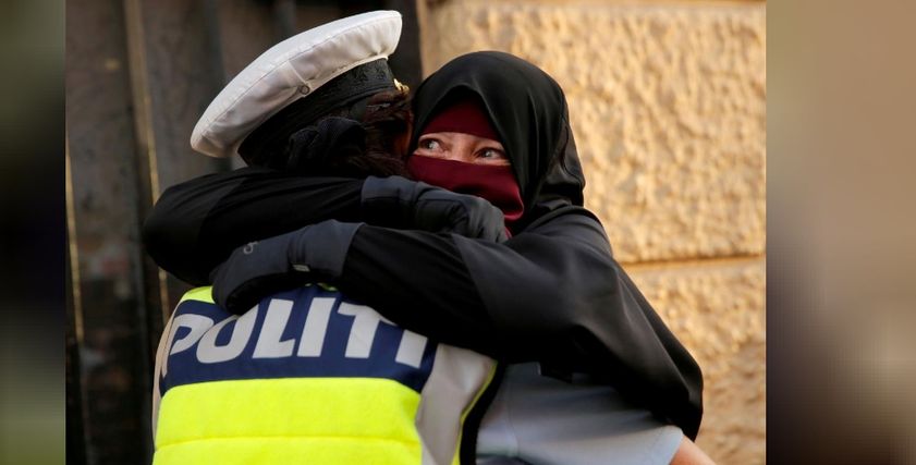 التحقيق مع شرطية دنماركية احتضنت منتقبة خلال مظاهرات 