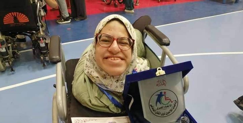 «صفاء» بطلة من ذهب.. تحدت مشكلتها الحركية بالتفوق في رياضة البوتشيا والرسم والإذاعة
