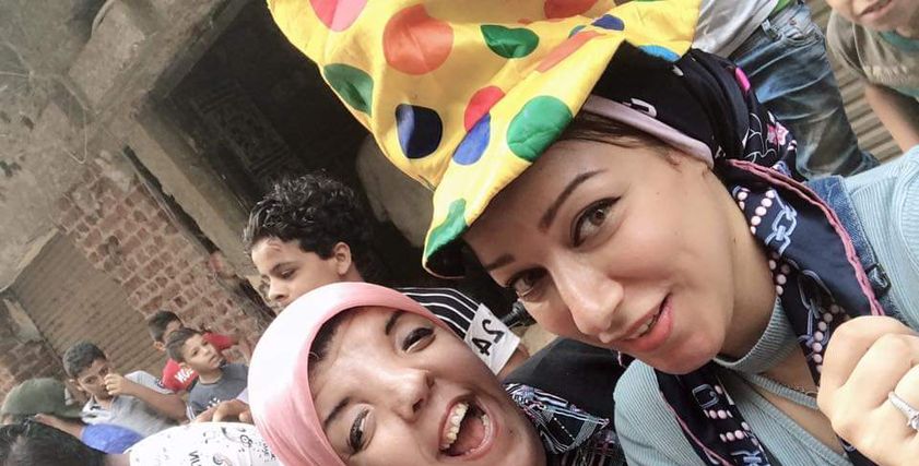 رنا تقود مباردرة قوافل الخير بمساعدة أسرتها ... إحنا بنكمل بعض