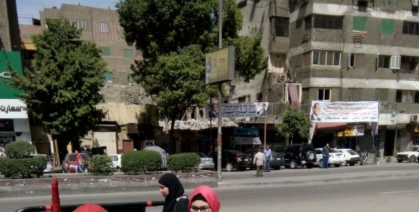 أم تصطحب بناتها الثلاث لتعليهم الوطنية