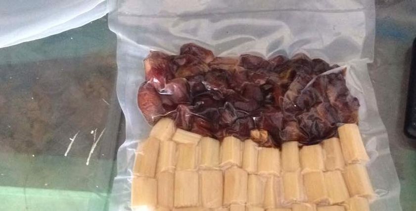 قطع قصب السكر مع التمر