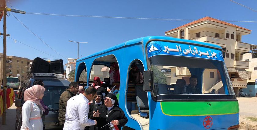 الراهبات يستقلن الطفطف ويتوجهن للجان رأس البر للإدلاء بأصواتهن